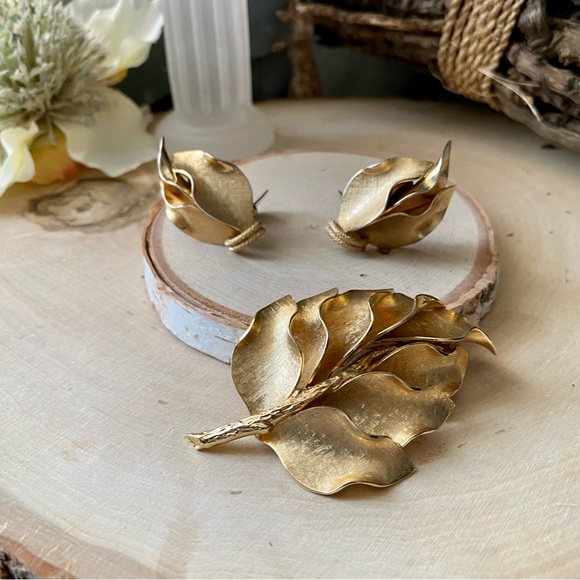 Vintage- Demi-Parure Stylized Gilt Brooch & Clip Back Earrings - Picture 1 of 13